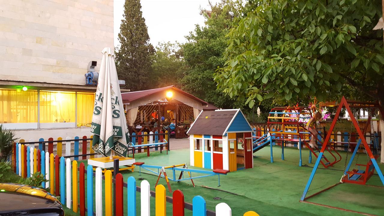 U Iriny Hotel Пицунда Екстериор снимка
